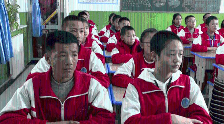 郭富城晒出为妻子庆生照，戴情侣手镯被赞有夫妻相，有多甜蜜呢？游戏画面